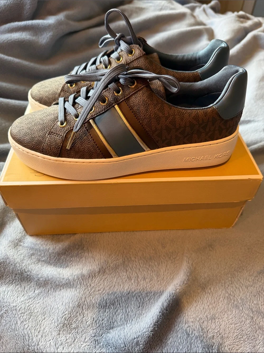 Women’s Brown Low-Top Casual Sneakers
